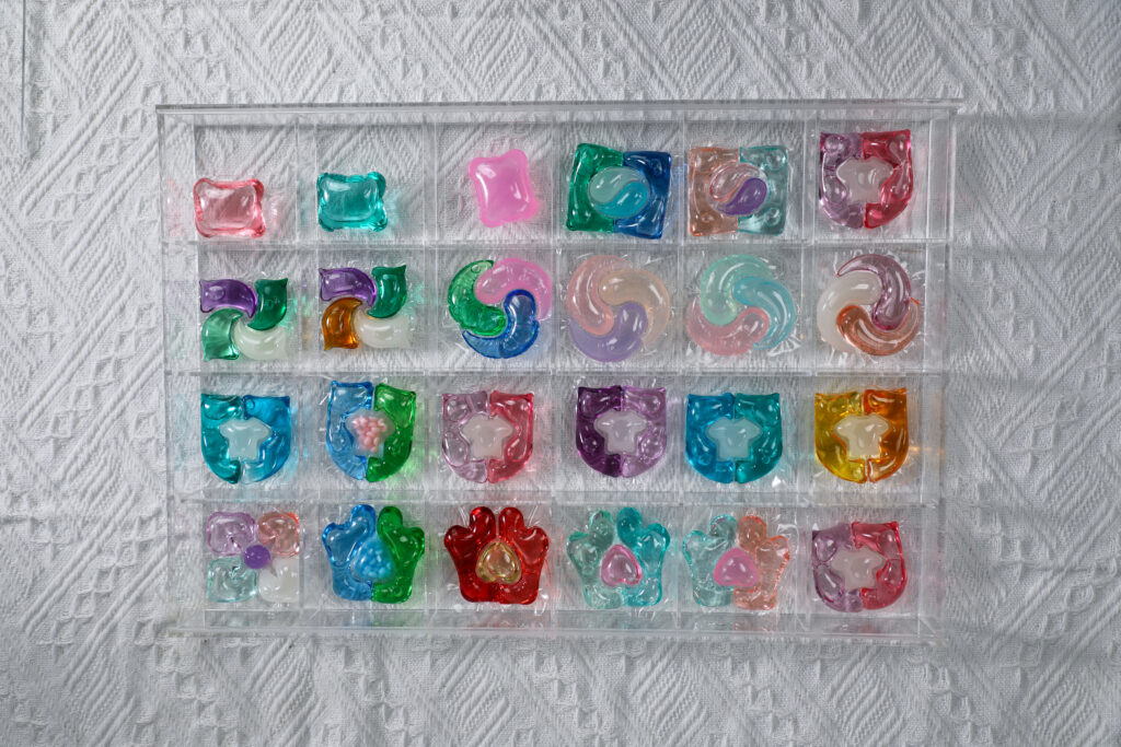 micro encapsulated fragrance structure in laundry detergent