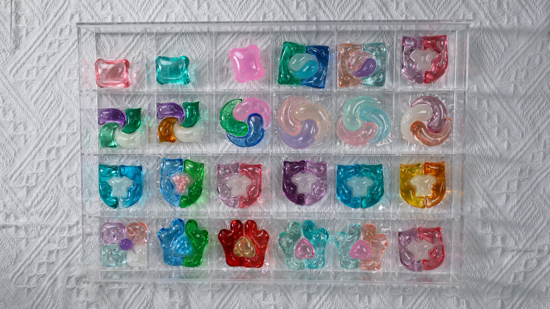 micro encapsulated fragrance structure in laundry detergent